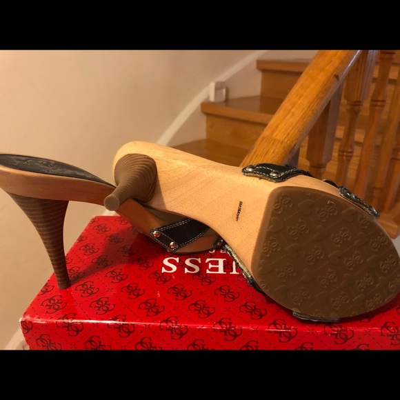 Guess - NEW Never Wear !!!!! - Picture 4 of 6